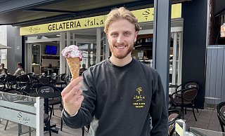 Auto und Eis? Das passt, weiß Alessandro Da Col vom Blomberger Eiscafé „Italia Uno-Due“. - Seda Hagemann