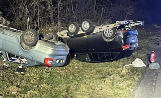 Fahrzeug-Gespann: Bei einem Unfall auf der A44 zwischen Lichtenau und Marsberg am Sonntagabend erlitt eine Person schwere Verletzungen. - FFW Marsberg