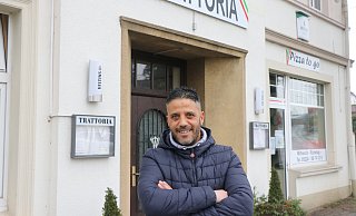 Trotz der Krise noch ein kleines Lächeln auf den Lippen: Franco Nastri vor seiner Trattoria. - Ekkehard Wind