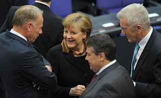 Merkel und Trittin (l) kennen sich aus vielen Jahren parlamentarischer Arbeit. - Sören Stache/dpa