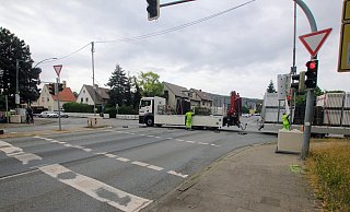 Wie am Montag an der Kreuzung B65/B239 mit den Absperrungsarbeiten für das Großprojekt mit fünf Bauabschnitten begonnen wurde, hat Leser Stefan Werner beobachtet. - Stefan Werner