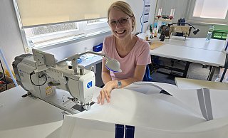 Simone Fels ist eine der erfahrenen Näherinnen der Winkler GmbH im Kreis Gütersloh. Die Schneiderin setzt ihr Know-how ein, um festzulegen, wie die Filter am besten zu nähen sind. - Silke Derkum-Homburg Simone Fels ist eine der erfahrenen Näherinnen der Winkler GmbH im Kreis Gütersloh. Die Schneiderin setzt ihr Know-how ein, um festzulegen, wie die Filter am besten zu nähen sind. - Silke Derkum-Homburg