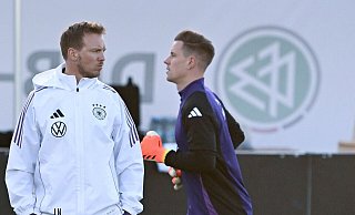 Trotz Verletzung: Julian Nagelsmann (l) bekennt sich zu Marc-André ter Stegen als DFB-Torwart Nummer eins. - Arne Dedert/dpa