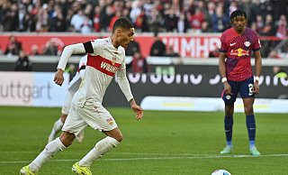 Stuttgarts Enzo Millot sorgt per Elfmeter für die 1:0-Führung des VfB. - Jan-Philipp Strobel/dpa