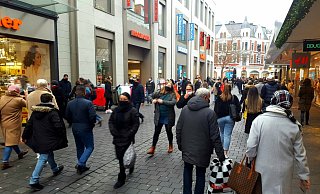 Samstagmittag in der Bahnhofstraße - das Wetter hält und die Maske sitzt. - Kurt Ehmke