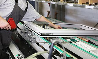 Die Firma Gäsing & Brinkmannn konzentriert sich künftig auf die Montage und Wartung von Fenstern und Türen. Eine komplette eigene Produktion von Holzrahmenfenstern gibt es in Jöllenbeck nicht mehr. - picture alliance / CHROMORANGE