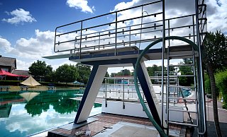 Der Drei-Meter-Sprungturm im Freibad Wiedenbrück im Kreis Gütersloh darf wieder genutzt werden. - Andreas Frücht