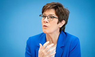 Bundesverteidigungsministerin Annegret Kramp-Karrenbauer (CDU) fordert von Russland Transparenz. - Foto: Kay Nietfeld/dpa