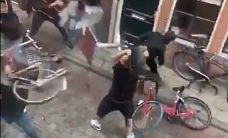 Ein Anwohnervideo zeigt, wie die Hooligans beider Lager mit Stühlen, Tischen und sogar Fahrrädern aufeinander losgehen. - Twitter / sandervh1998