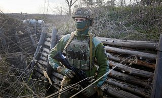 Ein ukrainischer Soldat befindet sich in einer Kampfstellungen an der Grenze zum pro-russischen Separatistengebiet. - Foto: Efrem Lukatsky/AP/dpa