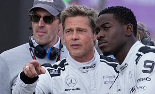 Bild von den Dreharbeiten im Sommer 2023 in Silverstone: Brad Pitt (Mitte) spricht mit Schauspielkollege Damson Idris (rechts). (Archivbild) - Luca Bruno/AP/dpa
