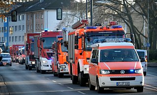 Der gemeinsame Ausflug mit Blaulicht war nicht so weit. Gut 200 Meter mussten die Feuerwehrleute ihre Einsatzfahrzeuge übe die Friedrich-Ebert-Straße chauffieren und in der neuen Wache einparken. - Andreas Frücht
