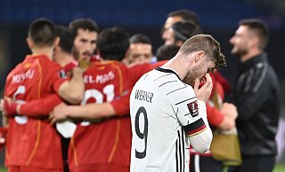 Timo Werner mag nach der DFB-Blamage gegen Nordmazedonien einfach nur wegsehen. - Foto: Federico Gambarini/dpa