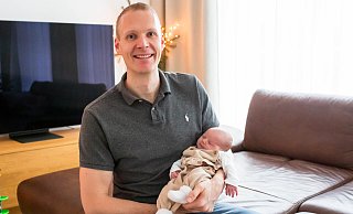 Der Versmolder Marcel Eggert hält Tochter Annalia im Arm. Die beiden freuen sich nach einer turbulenten Geburt auf Weihnachten. - Andre Schneider