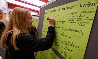Kaja Opitz, Schülerin am Goerdeler-Gymnasium, schreibt Verbesserungswünsche auf. - Niklas Tüns