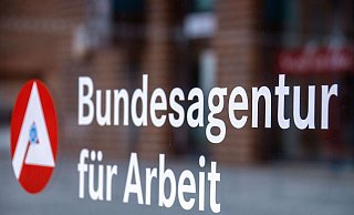 Ein Hinweisschild für die Bundesagentur für Arbeit: Es fehlen Arbeitskräfte an allen Ecken und Enden. - Jens Büttner/dpa
