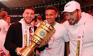 Der neue SCP-Keeper Dennis Seimen (l.) kann nicht nur Bälle, sondern auch Pokale halten. Hier präsentiert er nach dem Stuttgarter Finalsieg gegen Bielefeld im Berliner Olympiastadion den DFB-Pokal. - IMAGO/Sportfoto Rudel