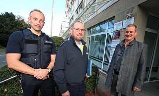 Über den Umzug in größere Räume der Boss-Wache in Paderborn freuen sich (v.l.) André Hense, Mitarbeiter des Ordnungsamtes, Hubertus Kuhaupt, Leiter des Bezirksdienstes der Kreispolizei Paderborn, und Claus Josephs, Leiter des Amtes für öffentliche Ordnung. - Rajkumar Mukherjee