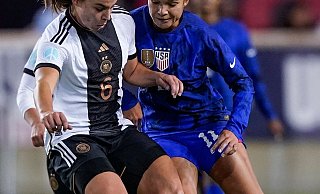Verletzte sich gegen im Spiel gegen die US-Spielerinnen: Lena Oberdorf (l) in Aktion. - Eduardo Munoz Alvarez/AP/dpa