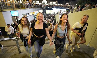 Lana (v.l.), Antonia und Sissi steigen die Treppen am Boulevard hinauf. Sie feiern das erste Mal bei der Open-Air-Disco mit und finden die Stimmung richtig schön. - Peter Unger