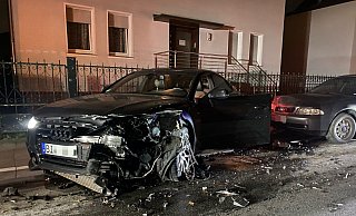 Der Mercedes-Fahrer prallte am Straßenrand der Feldstraße gegen mehrere Fahrzeuge. Unter anderem wurde dabei dieser Audi schwer beschädigt. - Charlotte Mahncke