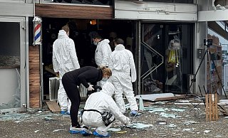 Die Spurensicherung hat nach der Explosion im Barbershop an der Otto-Brenner-Straße am Tatort die Arbeit aufgenommen. - Paul Brinkmann