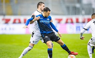 Paderborns Julian Justvan (r) schirmt den Ball vor Sandhausens Pascal Testroet ab. - Foto: Tom Weller/dpa