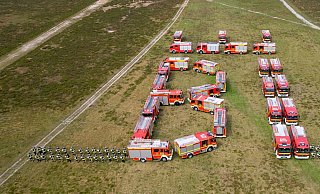 Die Freiwillige Feuerwehr Bielefeld hat auf dem Flugplatz Windelsbleiche mit 28 Fahrzeugen das Bielefelder Stadt-Logo nachgestellt. Der Fotograf hat es aus dem Rettungskorb der Löschabteilung Brackwede aus in Szene gesetzt. - Michael Rueffer