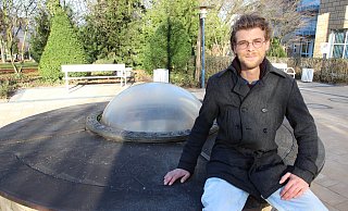Der Experte: Christian Barnbeck am Morsbach-Sprudel vor dem Eingang zur Klinik am Rosengarten. - Jörg Stuke