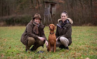 Svea Ruhe (l.) und Franziska Rehermann, hier mit Hund Käthe, sind Jägerinnen. - Niklas Tüns