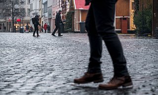 Das vereiste Kopfsteinpflaster auf dem Coburger Marktplatz macht es den Fußgängern schwer. - Daniel Vogl/dpa