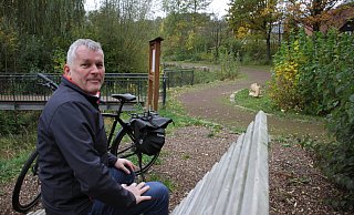 Naturverbunden. Thomas Vonde (54) mag den kurzen Abstecher zu den geschwungenen Ruhebänken oberhalb des Kälberbachlaufs in Germete. Dass aktuell nördlich der Ortschaft die Diemel ebenfalls renaturiert wird, freut den Ortsvorsteher. Foto: Dieter Scholz - Dieter Scholz