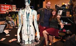 Jörn und Sarah-Jane Zinnenlauf im Tattoo-Studio „Flechtwerk“ aus Eversen sind zurück in der Heimat und präsentieren ihr Angebot bei der Tattoo-Convention. - Thomas Kube