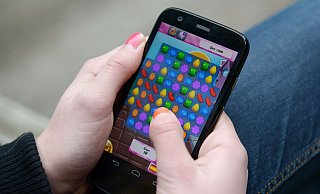 Im Spiel "Candy Crush" können sich die Spieler zusätzliche Leben kaufen. - dpa