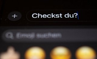 Jugendliche haben ihre Favoriten für das «Jugendwort des Jahres» 2025 nominiert - in den Top 3 stehen «Checkst du?», «Goonen» und «Das crazy». (Archivbild) - Marijan Murat/dpa