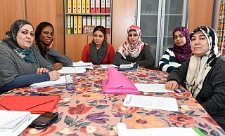 Haben sehr großes Interesse an Kontakt mit Bielefeldern: (v.l.) Jinan (Irak), Osahenoma (Nigeria), Hozan, Iman (beide Irak), Fatma (Syrien) und Suhayla (Irak) im Deutschkursus. - Christian Weische