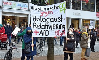 Mitglieder des Bielefelder Bündnis gegen Rechts versammeln sich zum Gegenprotest gegen die AfD. - Barbara Franke