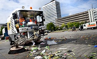 Ob auf dem Kesselbrink nach Markttagen oder in der Innenstadt nach Festen - die Stadtreinigung hat jedesmal viel zu tun. Doch Müll ist in der City nicht das einzige Problem. - Barbara Franke