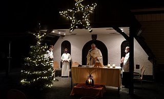 Pfarrer Thomas Stolz verkündete am Heiligen Abend auf dem Paderborner Schützenplatz die frohe Botschaft von Weihnachten. - Christian Lüke
