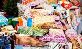 Jeder Fünfte kauft Weihnachtsgeschenke schon im Oktober oder früher. - Christoph Soeder/dpa