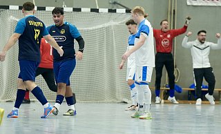 Die Heeper Marijo Pavlovic (l.) und Muhittin-Onir Yavrucu klatschen sich beim 4:1-Erfolg über die Braker (hier Justin Werner und Michael Zech) ab. - Peter Unger