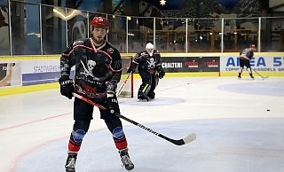 Hat beim HEV verlängert: Justin Unger. Damit geht der 21 Jahre junge Stürmer in seine dritte Saison bei den Ice Dragons. - Jürgen Feyerabend