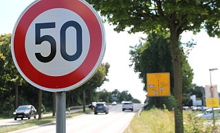 Im Bereich der Anbindung der Warburger Straße (B68) zur Bundesstraße in Paderborn gilt seit Ende Juli eine Geschwindigkeitsbesgrenzung auf 50 km/h. In dieser Zone stehen zwei Blitzer. - Marc Schröder Im Bereich der Anbindung der Warburger Straße (B68) zur Bundesstraße in Paderborn gilt seit Ende Juli eine Geschwindigkeitsbesgrenzung auf 50 km/h. In dieser Zone stehen zwei Blitzer. - Marc Schröder
