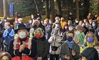 Drei Wochen nach der ersten Gegendemonstration zu den Lichterspaziergängen rufen Grüne und SPD zur Gründung eines Aktionsbündnisses auf. - Thorsten Gödecker