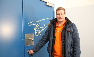 Hinter dieser Tür sind die Decken höher: Michael King, katholischer Seelsorger in der JVA Herford, verbringt viel Zeit in der Gefängniskirche. - Linda Schnepel