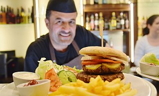 Küchenchef Adib Al Hido vom "Alten Hut" mit einer der Burger-Kreationen der Spenger Gaststätte. - Mareike Patock
