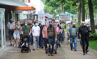 Bis zu 70 Menschen nahmen an der zehnten Auflage des so genannten "Friedensspaziergangs" in Espelkamp teil. - Joern Spreen-Ledebur