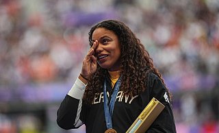 Tränen der Freuden verdrückte Kugelstoß-Olympiasiegerin Yemisi Ogunleye. - Michael Kappeler/dpa