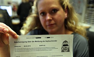Bescheinigung über die Meldung als Asylsuchender: Eine Mitarbeiterin der Zentralen Ausländerbehörde zeigt die sogenannte BüMA, eine vorübergehende Aufenthaltsgenehmigung. - Wolfgang Rudolf