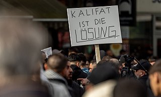 Im Hamburger Stadtteil St. Georg protestierten am Samstag mehr als 1000 Menschen gegen eine angeblich islamfeindliche Politik und Medienkampagne in Deutschland. - Axel Heimken/dpa